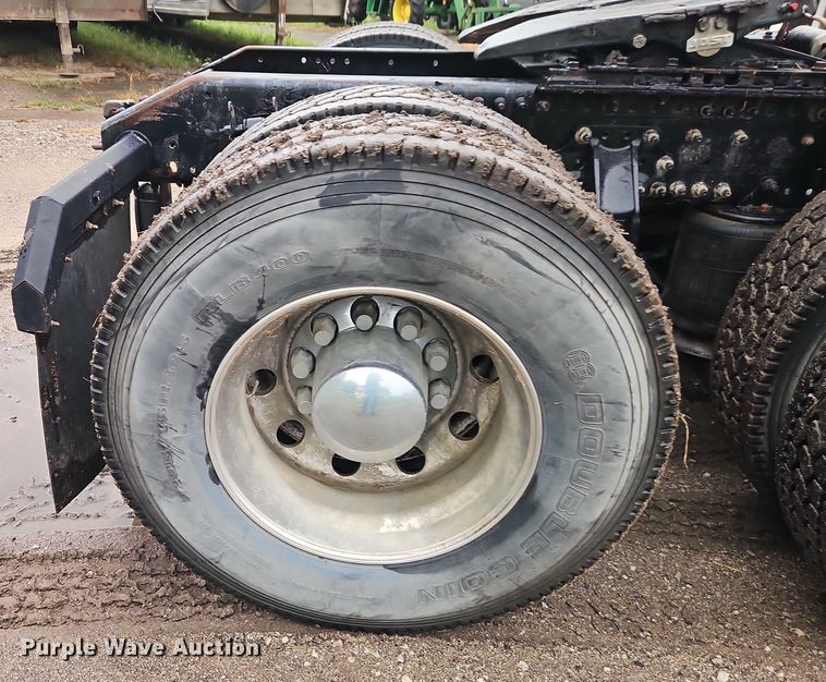 image for item EO4624 2007 Volvo VNL semi truck