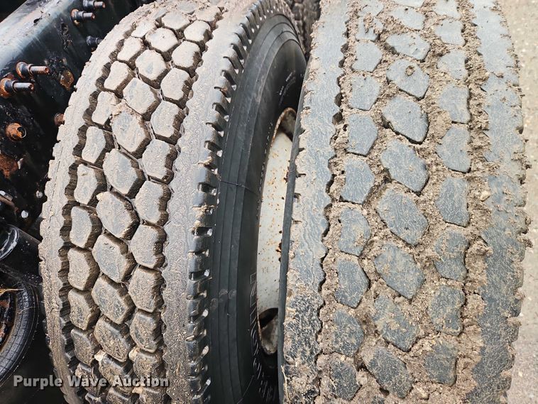 image for item EO4624 2007 Volvo VNL semi truck