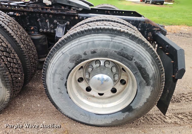 image for item EO4624 2007 Volvo VNL semi truck