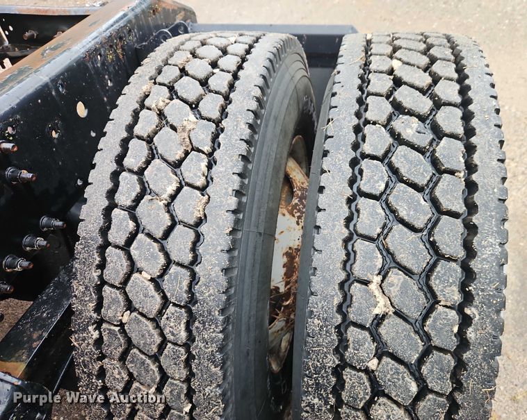 image for item EO4624 2007 Volvo VNL semi truck