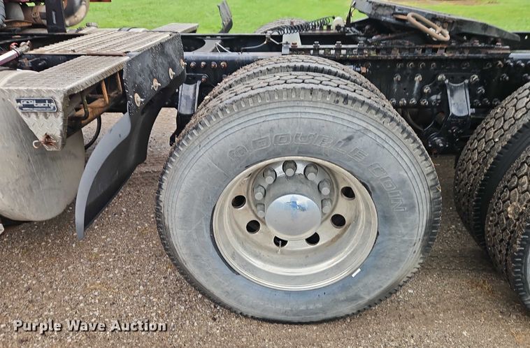 image for item EO4624 2007 Volvo VNL semi truck