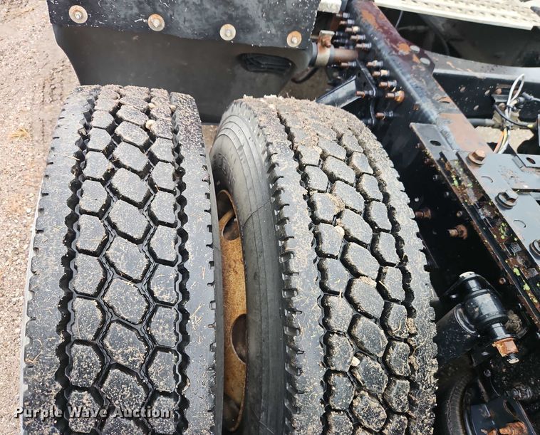 image for item EO4624 2007 Volvo VNL semi truck