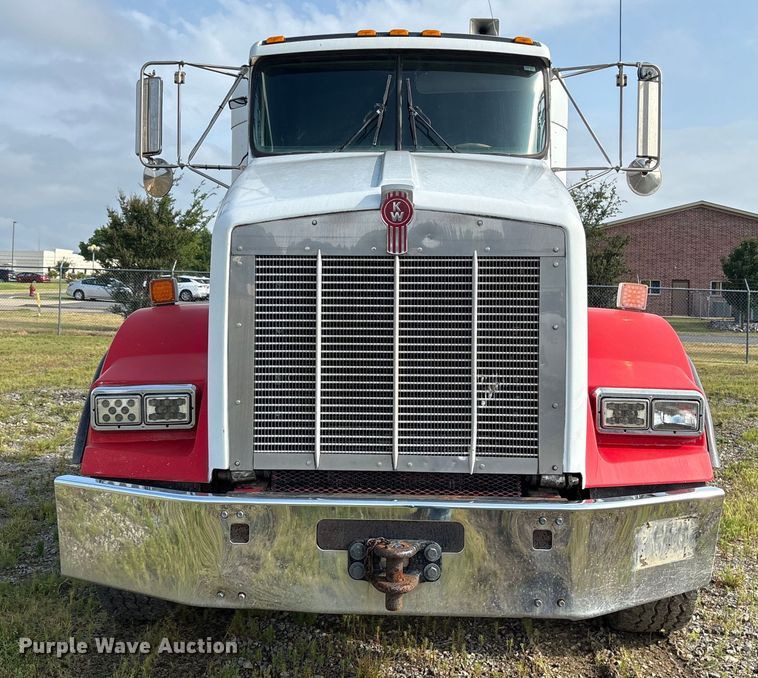 image for item ET7041 2001 Kenworth T800 semi truck