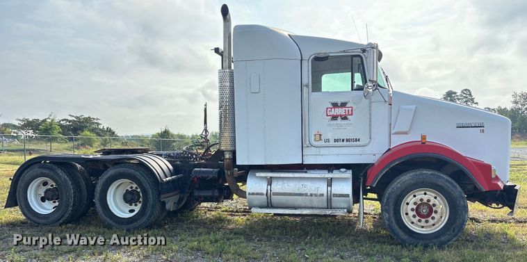 image for item ET7041 2001 Kenworth T800 semi truck