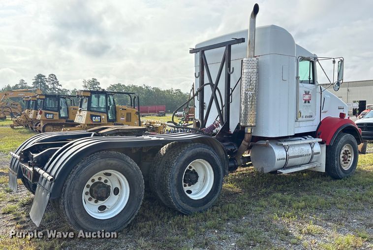 image for item ET7041 2001 Kenworth T800 semi truck