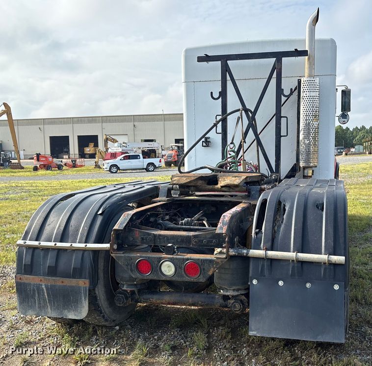 image for item ET7041 2001 Kenworth T800 semi truck