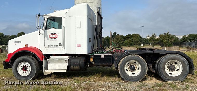 image for item ET7041 2001 Kenworth T800 semi truck