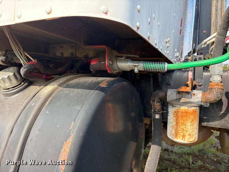 image for item ET7041 2001 Kenworth T800 semi truck