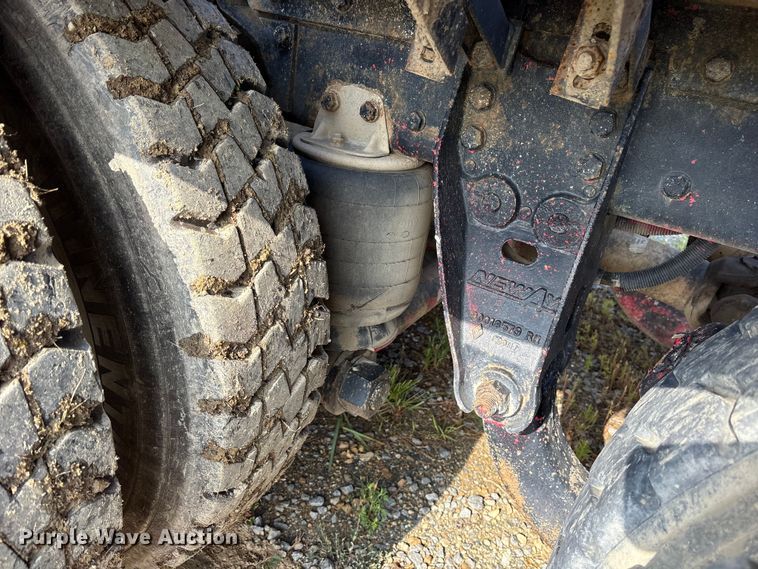 image for item ET7041 2001 Kenworth T800 semi truck