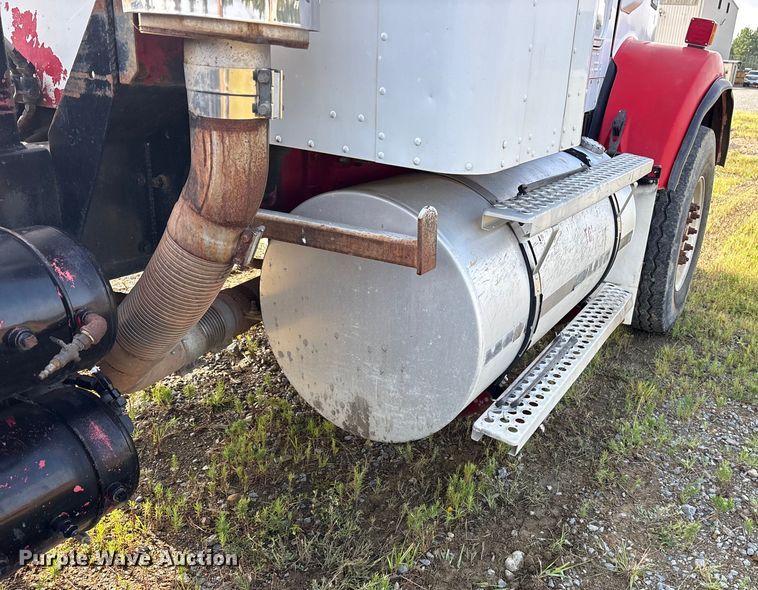 image for item ET7041 2001 Kenworth T800 semi truck