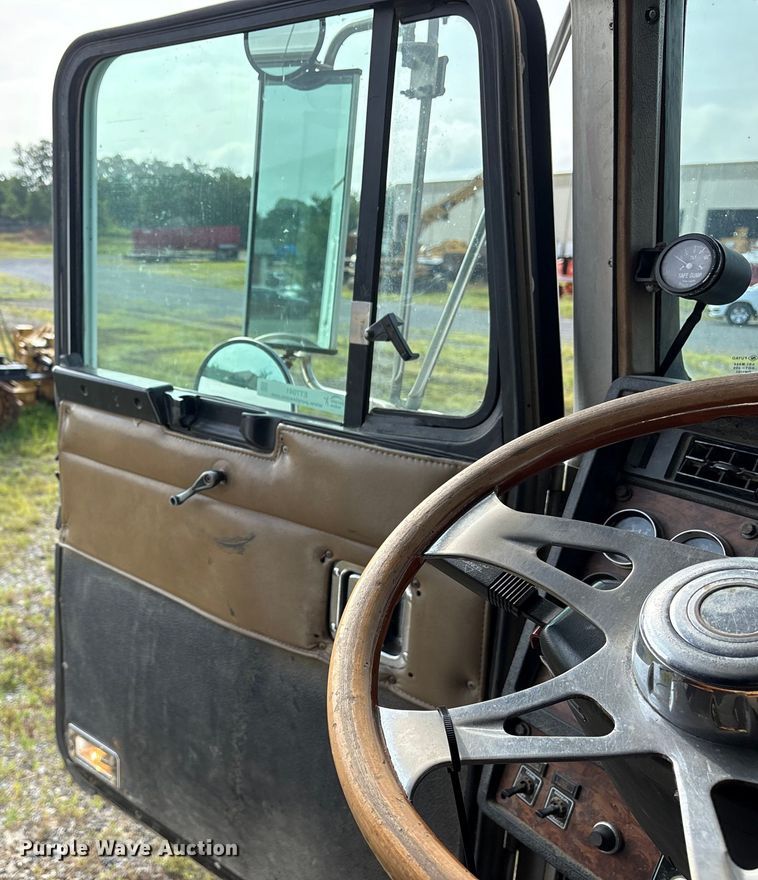 image for item ET7041 2001 Kenworth T800 semi truck