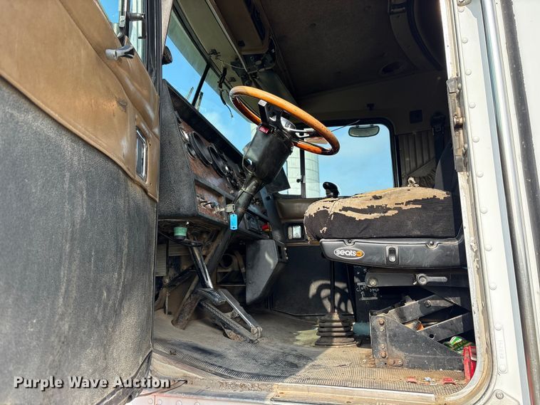 image for item ET7041 2001 Kenworth T800 semi truck