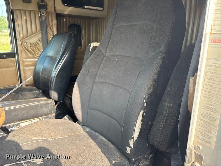 image for item ET7041 2001 Kenworth T800 semi truck