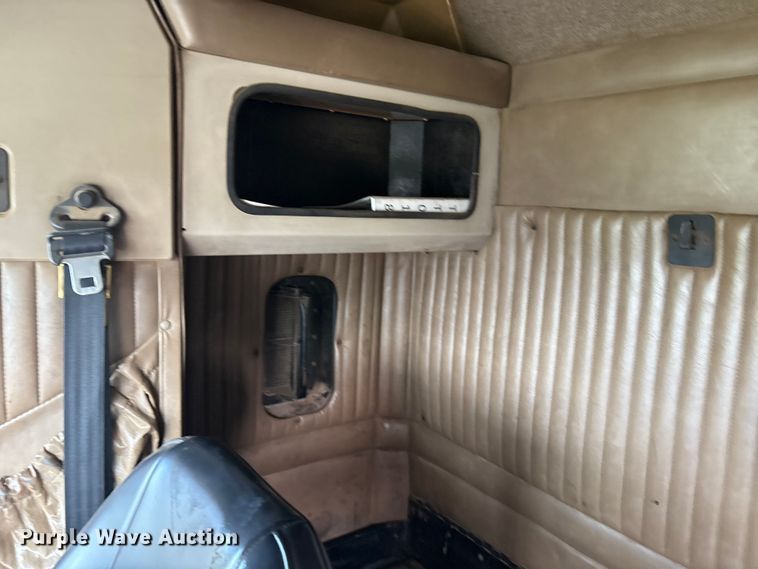 image for item ET7041 2001 Kenworth T800 semi truck