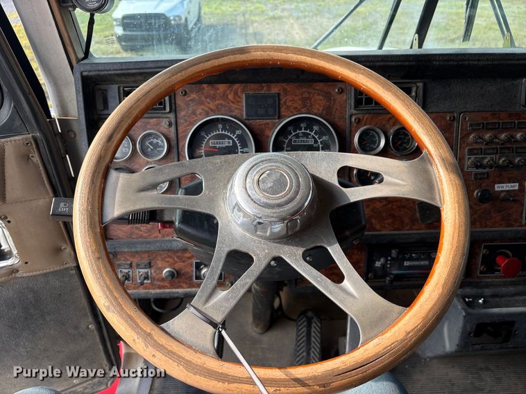 image for item ET7041 2001 Kenworth T800 semi truck