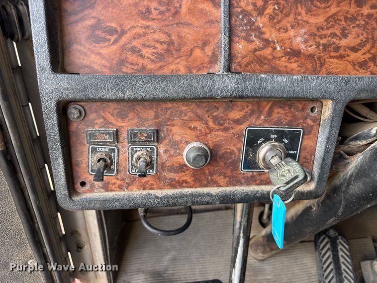 image for item ET7041 2001 Kenworth T800 semi truck