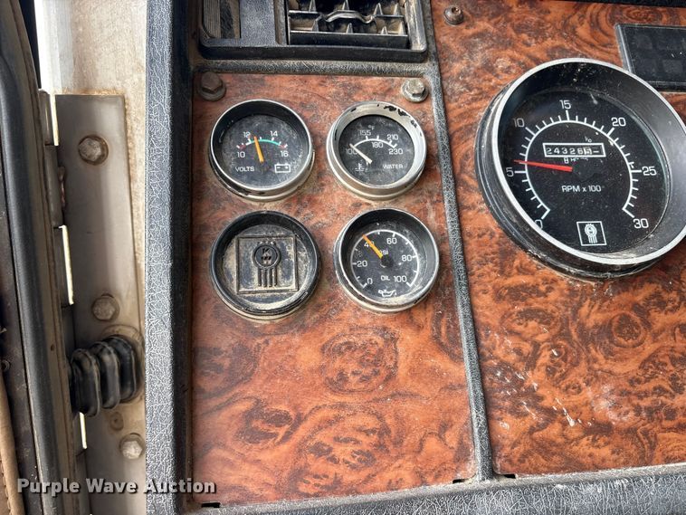 image for item ET7041 2001 Kenworth T800 semi truck