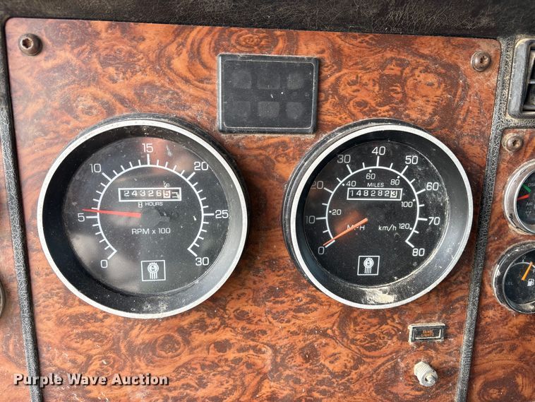 image for item ET7041 2001 Kenworth T800 semi truck