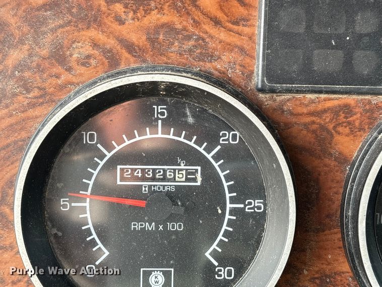 image for item ET7041 2001 Kenworth T800 semi truck