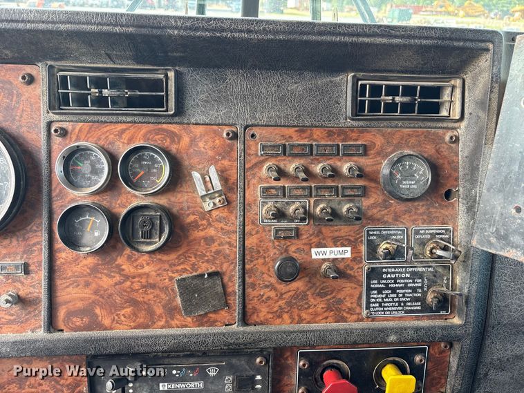 image for item ET7041 2001 Kenworth T800 semi truck