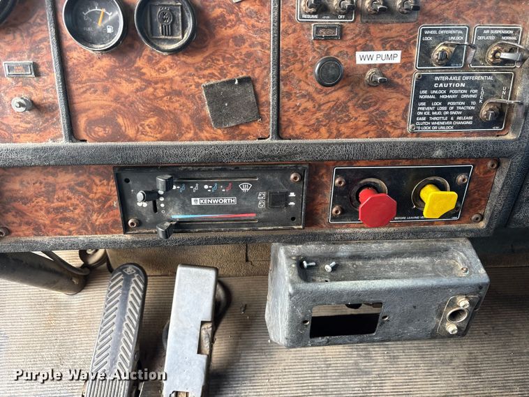 image for item ET7041 2001 Kenworth T800 semi truck