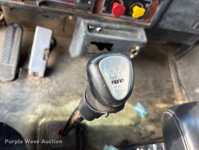 image for item ET7041 2001 Kenworth T800 semi truck