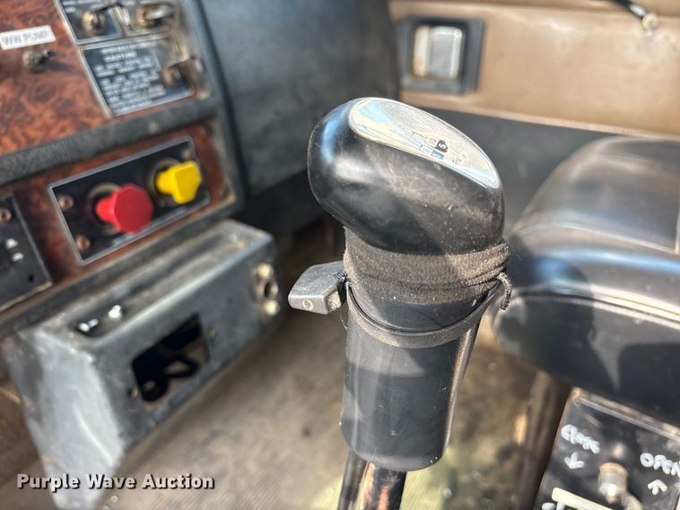 image for item ET7041 2001 Kenworth T800 semi truck