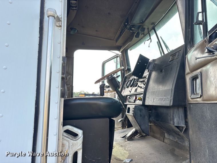 image for item ET7041 2001 Kenworth T800 semi truck