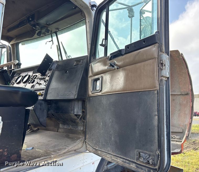 image for item ET7041 2001 Kenworth T800 semi truck