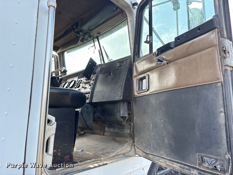 image for item ET7041 2001 Kenworth T800 semi truck