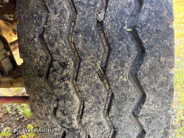 image for item ET7041 2001 Kenworth T800 semi truck