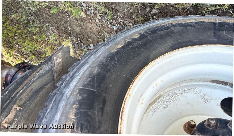 image for item ET7041 2001 Kenworth T800 semi truck