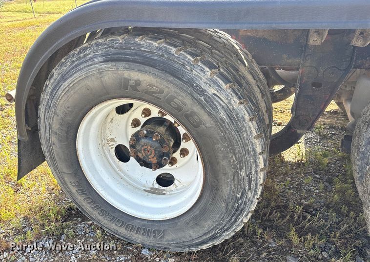 image for item ET7041 2001 Kenworth T800 semi truck