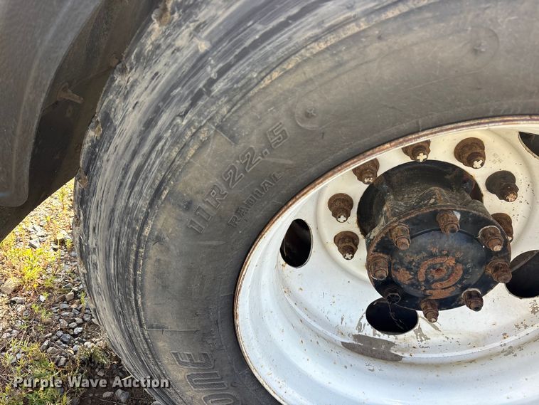 image for item ET7041 2001 Kenworth T800 semi truck