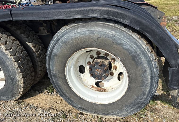 image for item ET7041 2001 Kenworth T800 semi truck