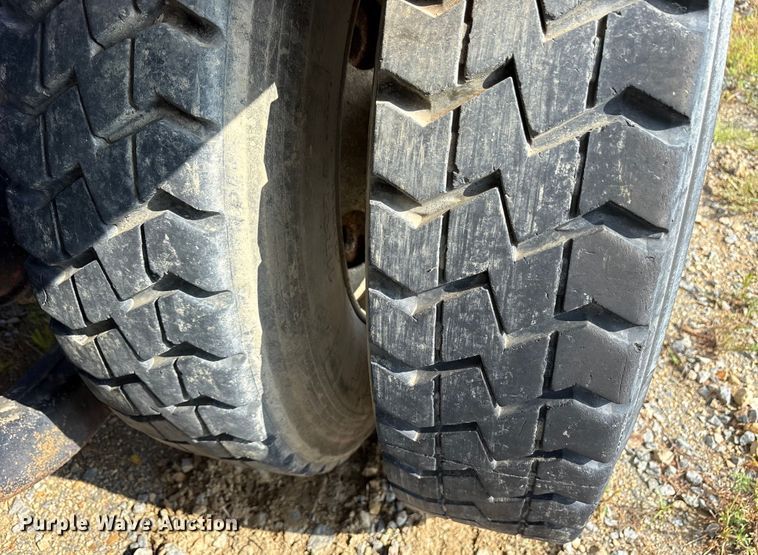 image for item ET7041 2001 Kenworth T800 semi truck