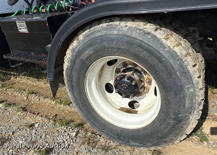 image for item ET7041 2001 Kenworth T800 semi truck