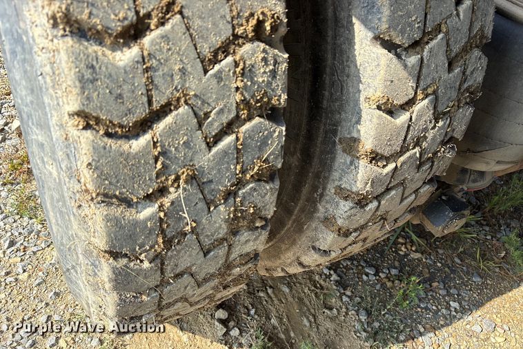 image for item ET7041 2001 Kenworth T800 semi truck