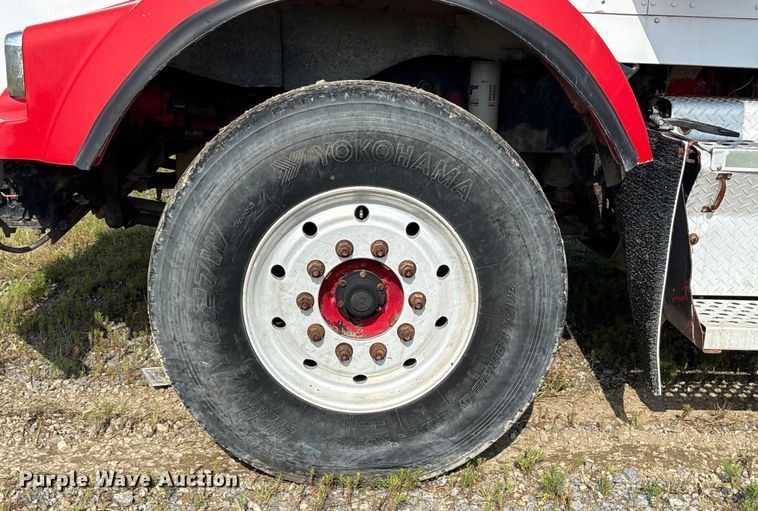 image for item ET7041 2001 Kenworth T800 semi truck