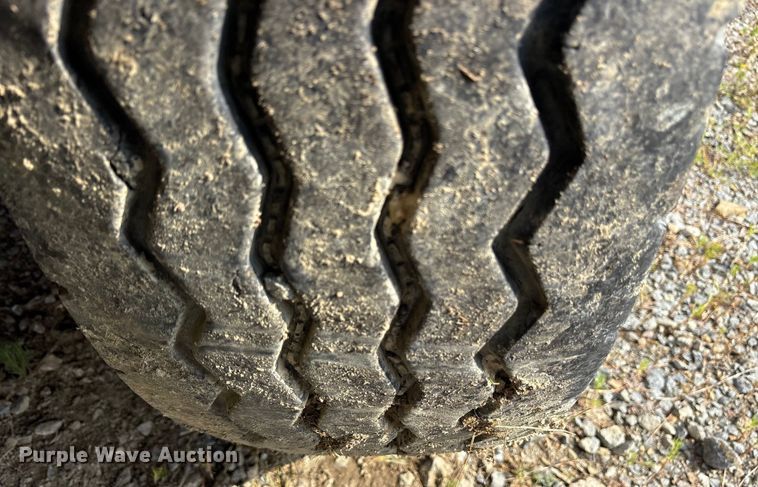 image for item ET7041 2001 Kenworth T800 semi truck