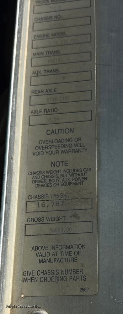 image for item ET7041 2001 Kenworth T800 semi truck