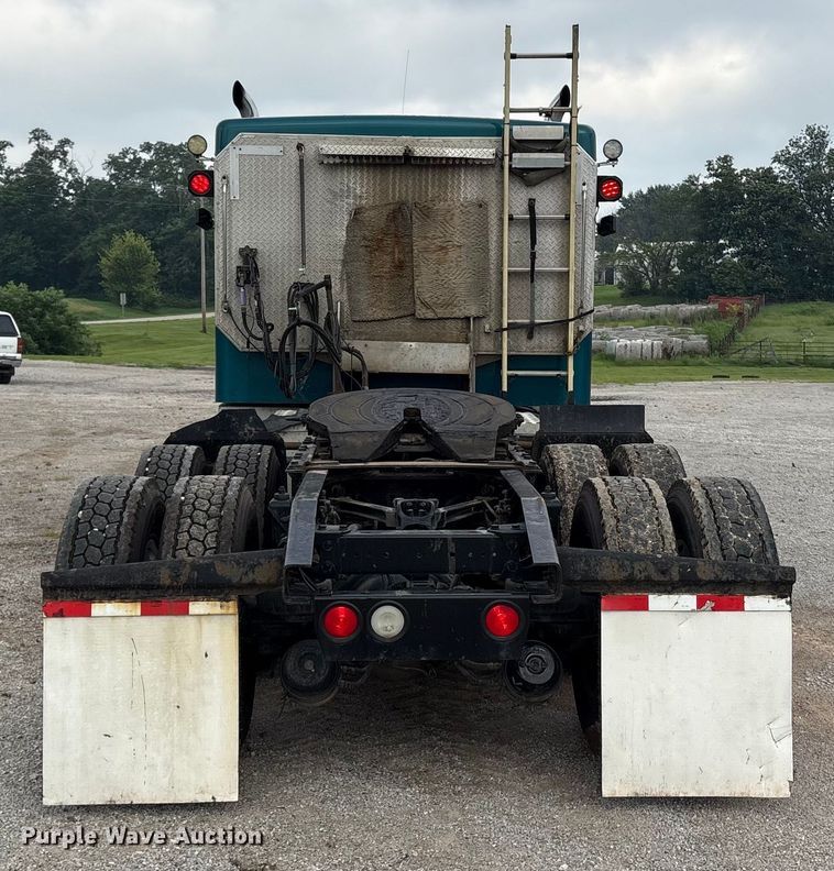 image for item ET8504 2005 Kenworth T800 semi truck