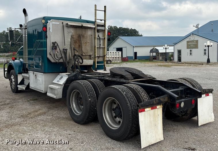 image for item ET8504 2005 Kenworth T800 semi truck