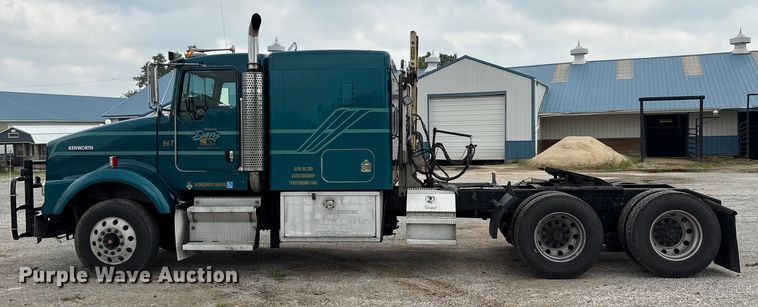 image for item ET8504 2005 Kenworth T800 semi truck