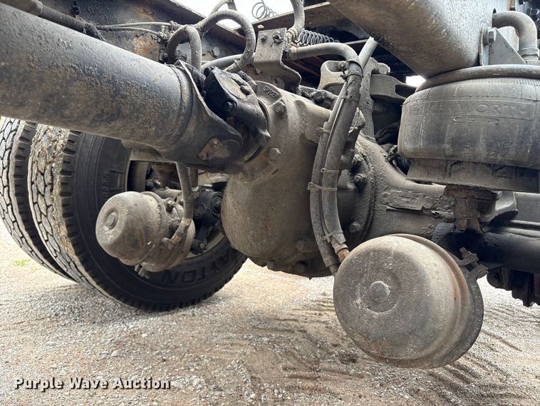 image for item ET8504 2005 Kenworth T800 semi truck