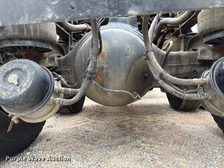 image for item ET8504 2005 Kenworth T800 semi truck