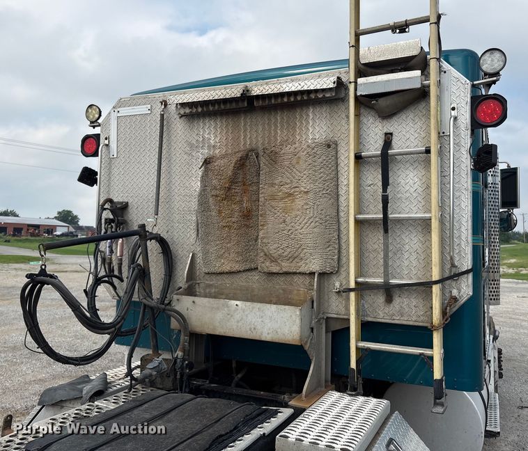 image for item ET8504 2005 Kenworth T800 semi truck