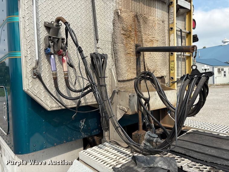 image for item ET8504 2005 Kenworth T800 semi truck