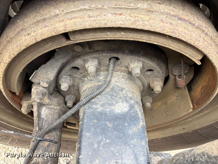 image for item ET8504 2005 Kenworth T800 semi truck