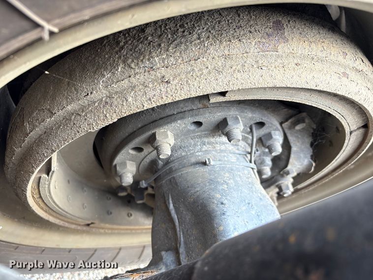 image for item ET8504 2005 Kenworth T800 semi truck